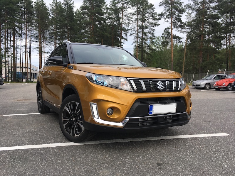 Tässä luovutuspäivänä liikkeen pihamaalla.