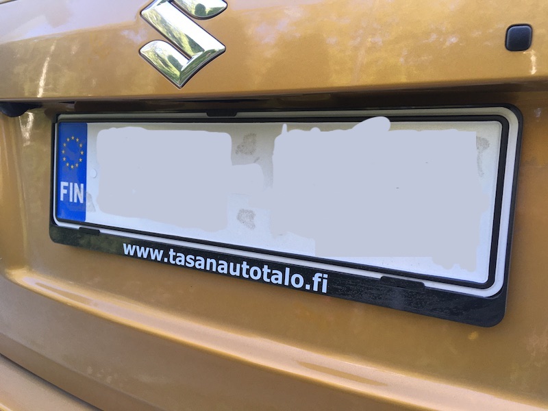 Samoin rekkarin taustalevy vaihtui mainoksettomaan.